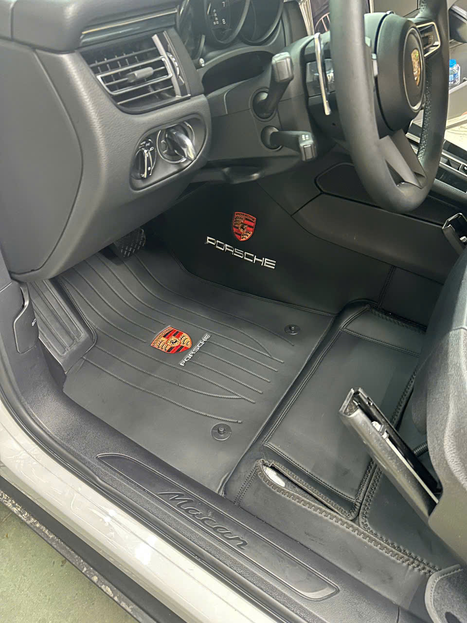 Koberce z nappa kůže v Porsche Macan — Místo řidiče