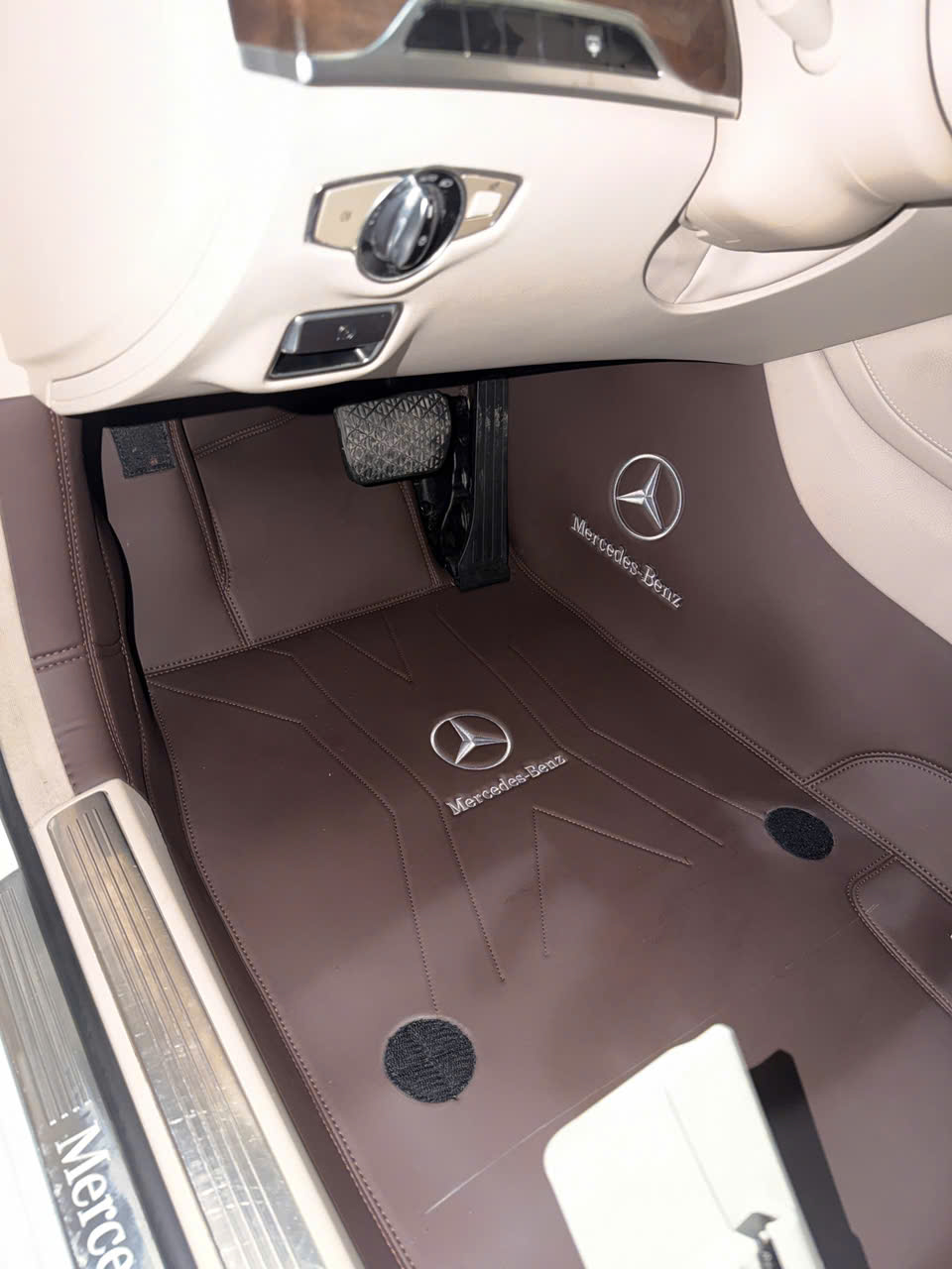 Koberce z nappa kůže v Mercedes-Benz S450 2019 — Místo řidiče