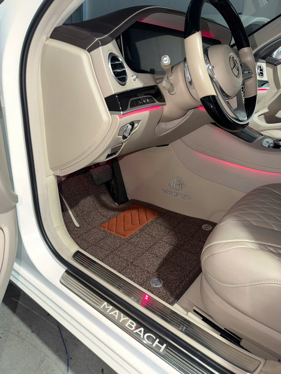 Koberce z nappa kůže v Mercedes-Benz E200 2022 — Místo řidiče