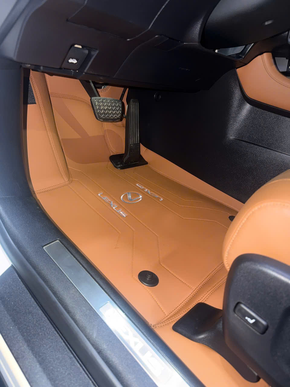 Koberce z nappa kůže v Lexus RX350 2021 — Místo řidiče