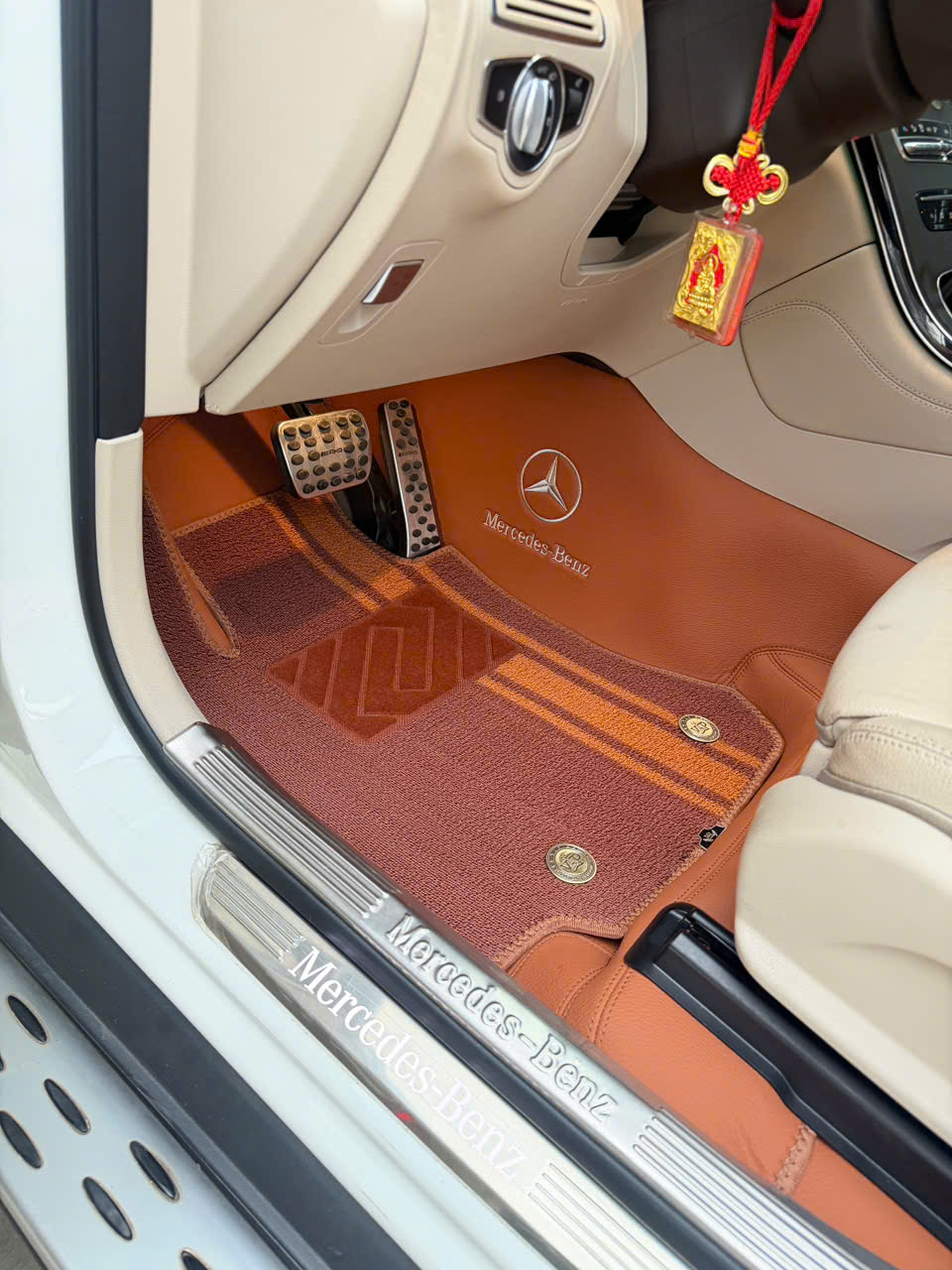 Koberce z nappa kůže v Mercedes-Benz GLC 2023 — Místo řidiče